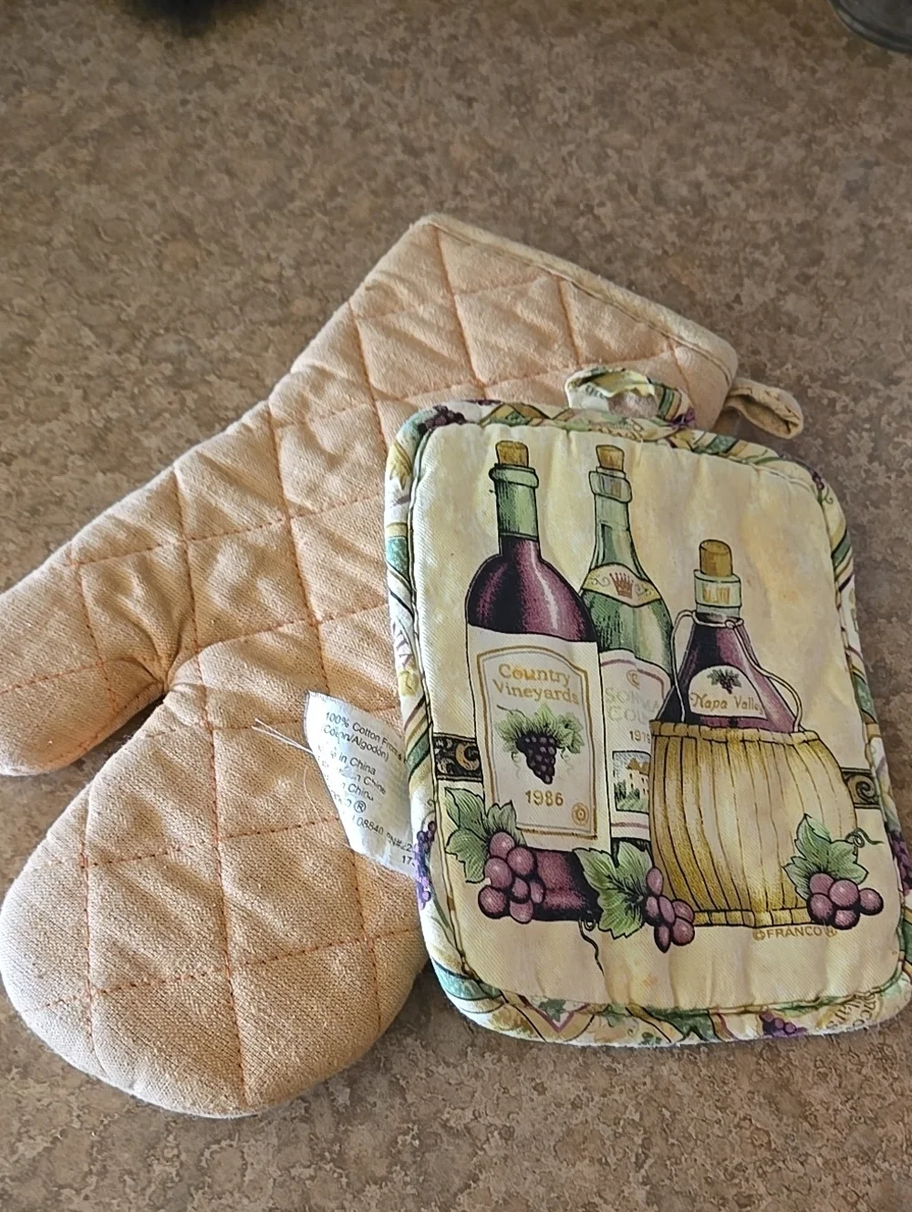 Quilted Beige Oven Mitt & Wine Print Pot Holder Set Kitchen Linen Accent Unisex